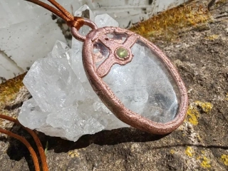 Měděný amulet Lesní pramen – Křišťál s olivínem (Galvanoplastika)