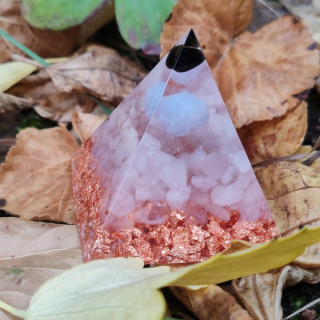 Exkluzivní orgonitová pyramida Listopad: Harmonizátor vnitřního ticha a rodové síly (4×4 cm)